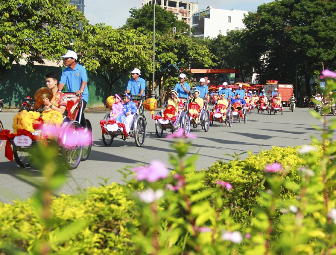 Ch&ugrave;m ảnh: L&atilde;ng mạn 22 đ&ocirc;i &ldquo;hạnh ph&uacute;c tr&ecirc;n x&iacute;ch l&ocirc;&rdquo; giữa l&ograve;ng Cố đ&ocirc; Huế