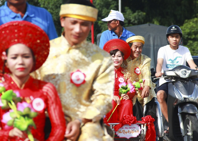 Ch&ugrave;m ảnh: L&atilde;ng mạn 22 đ&ocirc;i &ldquo;hạnh ph&uacute;c tr&ecirc;n x&iacute;ch l&ocirc;&rdquo; giữa l&ograve;ng Cố đ&ocirc; Huế