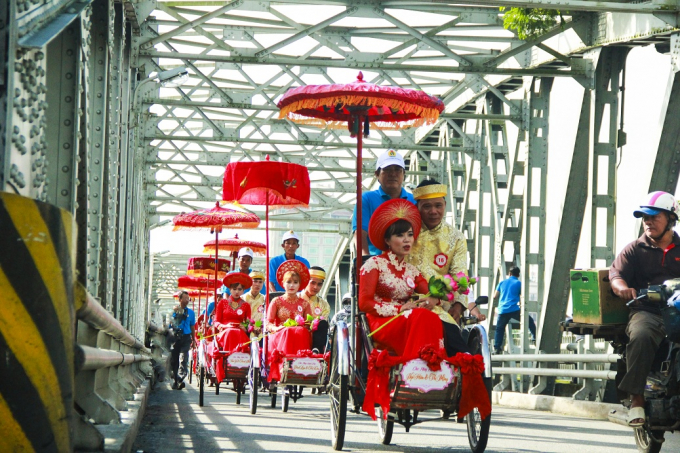 Đo&agrave;n rước d&acirc;u tr&ecirc;n cầu Trường Tiền thơ mộng.