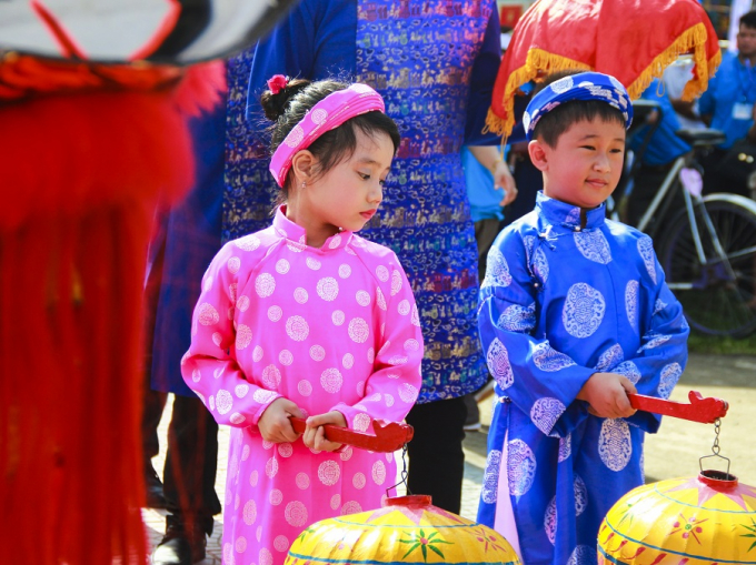 Ch&ugrave;m ảnh: L&atilde;ng mạn 22 đ&ocirc;i &ldquo;hạnh ph&uacute;c tr&ecirc;n x&iacute;ch l&ocirc;&rdquo; giữa l&ograve;ng Cố đ&ocirc; Huế