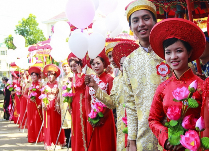 Ch&ugrave;m ảnh: L&atilde;ng mạn 22 đ&ocirc;i &ldquo;hạnh ph&uacute;c tr&ecirc;n x&iacute;ch l&ocirc;&rdquo; giữa l&ograve;ng Cố đ&ocirc; Huế