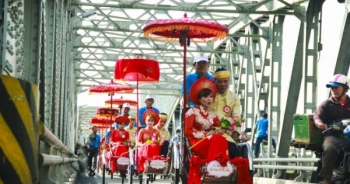 Chùm ảnh: Lãng mạn 22 đôi “hạnh phúc trên xích lô” giữa lòng Cố đô Huế