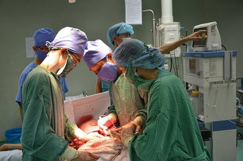 Sau ca phẫu thuật c&aacute;c b&aacute;c sĩ đ&atilde; b&oacute;c t&aacute;ch, đưa th&agrave;nh c&ocirc;ng khối u nặng hơn 6 kg ra khỏi ổ bụng của &ocirc;ng Tr.