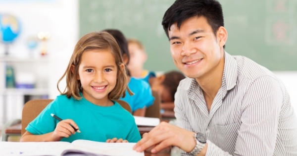 Sống ở nước ngoài, có được đăng ký nuôi con nuôi trong nước?