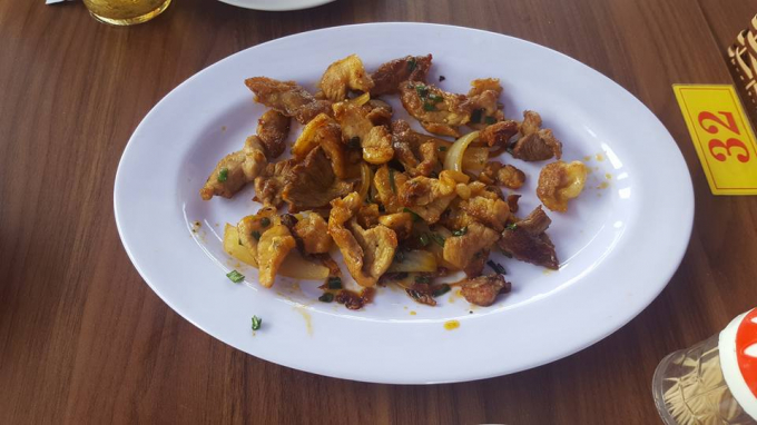 QLTT số 4 chỉ x&aacute;c định m&oacute;n trứng chi&ecirc;n, thịt ram mặn l&agrave; b&aacute;n cao hơn gi&aacute; ni&ecirc;m yết.