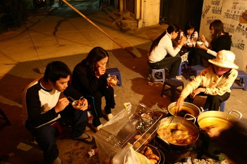 B&aacute;nh r&aacute;n Lạc Long Qu&acirc;n  Với phương ch&acirc;m kh&ocirc;ng l&agrave;m sẵn m&agrave; c&oacute; kh&aacute;ch mới l&agrave;m, v&agrave; một mẻ b&aacute;nh phải qua 4, 5 lần chuyển chảo với mức nhiệt kh&aacute;c nhau, n&ecirc;n qu&aacute;n b&aacute;nh r&aacute;n trong ng&otilde; 242 lu&ocirc;n khiến kh&aacute;ch chờ đợi. Đến đ&acirc;y mỗi người sẽ được ph&aacute;t cho một chiếc v&eacute; ghi số thứ tự. Bao giờ chủ qu&aacute;n đọc đến số th&igrave; bạn mới được thưởng thức b&aacute;nh.&nbsp;Trong l&uacute;c ngồi đợi, bạn sẽ thấy c&oacute; 3-4 người lu&ocirc;n tay nặn b&aacute;nh, cho nh&acirc;n thịt miến v&agrave;o, thả v&agrave;o chảo. Ảnh:&nbsp;Ngọc Th&agrave;nh.