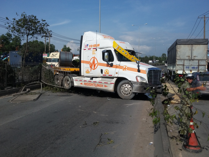 Dải ph&acirc;n c&aacute;ch, c&acirc;y xanh bị c&agrave;y n&aacute;t.