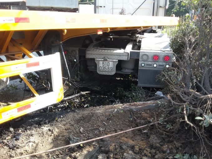 Dầu nhớt tr&agrave;n ra đường.