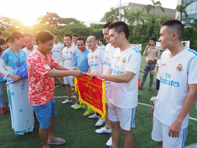 &Ocirc;ng &nbsp;Nguyễn Th&agrave;nh Lương Ph&oacute; TGĐ Đ&agrave;i Truyền h&igrave;nh Việt Nam trao cờ lưu niệm v&agrave; giải nh&igrave; cho đội b&aacute;o Ph&aacute;p luật Việt Nam.