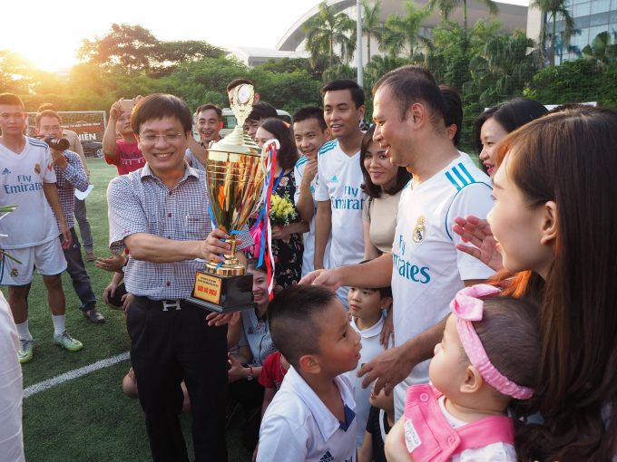 &Ocirc;ng Hồ Minh Chiến Trưởng Ban tổ chức giải trao cup v&ocirc; địch khu vực H&agrave; Nội cho đội Đ&agrave;i Truyền h&igrave;nh Việt Nam.