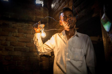 Naresh Kumar, 42 tuổi,&nbsp;khẳng định cơ thể của m&igrave;nh c&oacute; khả năng c&aacute;ch điện, kể cả với d&ograve;ng điện cao.