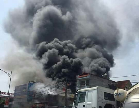 Xưởng sản xuất tư nh&acirc;n thuộc th&ocirc;n Thượng Thụy (x&atilde; Đức Thượng, Ho&agrave;i Đức, H&agrave; Nội) đ&atilde; xảy ra vụ ch&aacute;y lớn l&agrave;m 8 người thiệt mạng.