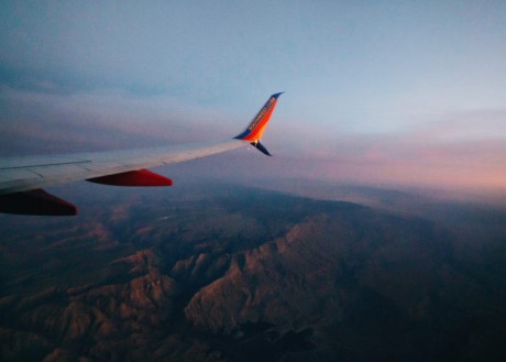 H&atilde;ng h&agrave;ng kh&ocirc;ng: Khi lựa chọn h&atilde;ng h&agrave;ng kh&ocirc;ng, bạn n&ecirc;n tham khảo b&agrave;i đ&aacute;nh gi&aacute; về ch&uacute;ng tr&ecirc;n c&aacute;c trang du lịch nổi tiếng để đảm bảo một chuyến bay an to&agrave;n v&agrave; tiện nghi.