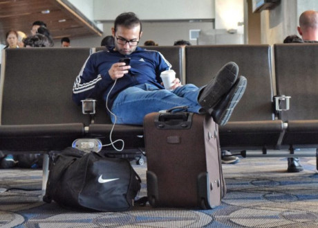 &ldquo;Direct&rdquo; v&agrave; &ldquo;Non-Stop&rdquo;: &ldquo;Non-Stop&rdquo; nghĩa l&agrave; bay thẳng, c&ograve;n &ldquo;Direct&rdquo; l&agrave; kh&ocirc;ng đổi m&aacute;y bay hay tạm dừng để đ&oacute;n th&ecirc;m h&agrave;nh kh&aacute;ch rồi mới tiếp tục bay. Bạn n&ecirc;n kiểm tra kỹ những chi tiết n&agrave;y để kh&ocirc;ng bị l&atilde;ng ph&iacute; thời gian bay.