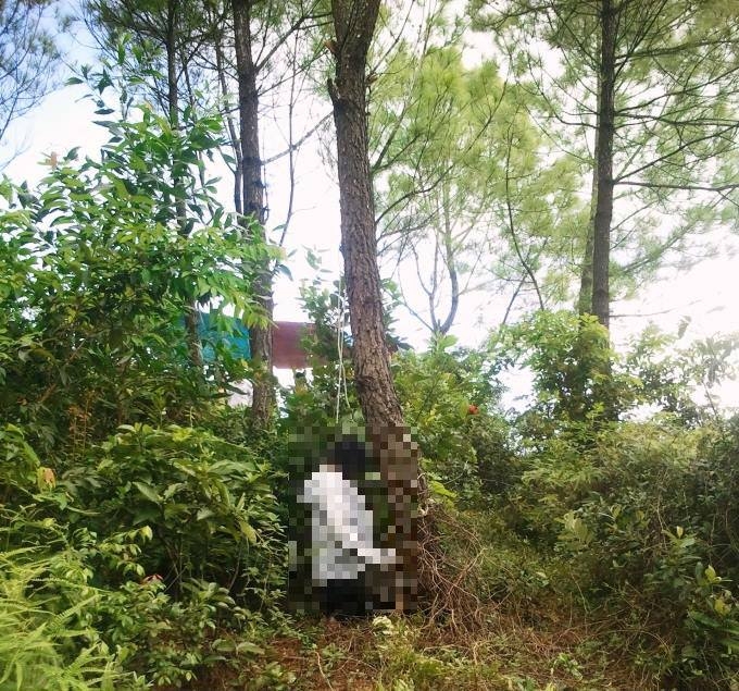 Nạn nh&acirc;n Đ&agrave;o Thị Hoa tại hiện trường (ảnh do anh Đ&agrave;o Quang Nghụi cung cấp).