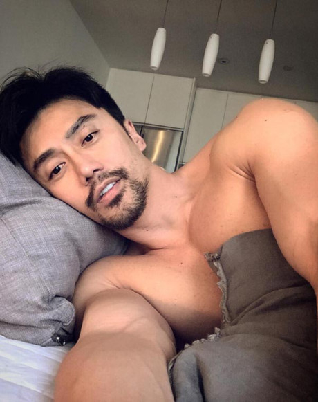 Qu&yacute; &ocirc;ng hơn 50 tuổi chia sẻ b&iacute; quyết trẻ như thanh ni&ecirc;n 20