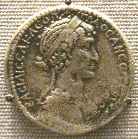 Đồng xu cổ in h&igrave;nh nữ ho&agrave;ng Ai Cập.&nbsp;Ảnh: Wikipedia