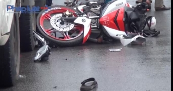 Bình Dương: Xe máy tông đuôi ô tô, 2 người thương vong