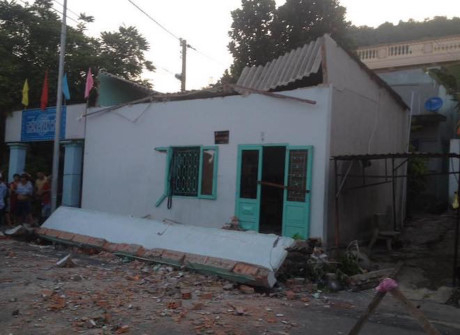 Khoảng 15h30 ng&agrave;y 30/7, 3 phụ nữ c&ugrave;ng 1 b&eacute; trai đang ngồi ở ban c&ocirc;ng một t&ograve;a nh&agrave; tại th&ocirc;n 4, x&atilde; Long Sơn, TP.Vũng T&agrave;u, tỉnh B&agrave; Rịa - Vũng T&agrave;u th&igrave; bất ngờ bị ban c&ocirc;ng đổ sập, đ&egrave; thương vong.