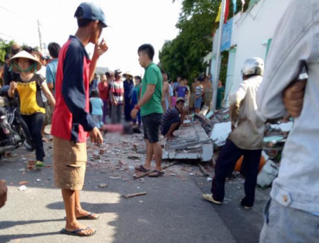 Nhận được th&ocirc;ng tin, ch&iacute;nh quyền địa phương đ&atilde; tới hiện trường để đưa c&aacute;c nạn nh&acirc;n ra khỏi đống đổ n&aacute;t.