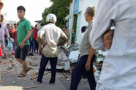 L&uacute;c xảy ra vụ sập ban c&ocirc;ng, c&oacute; nhiều người ở địa phương đ&atilde; chạy tới cứu gi&uacute;p những người gặp nạn.Tuy nhi&ecirc;n, c&aacute;c nh&acirc;n chứng cho biết 3 phụ nữ tử vong kh&ocirc;ng kịp l&ecirc;n tiếng cầu cứu.