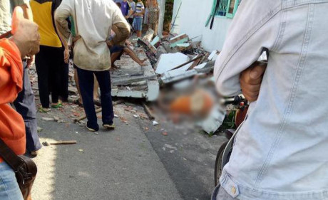 Vụ việc xảy ra bất ngờ kh&ocirc;ng chỉ khiến c&aacute;c nạn nh&acirc;n m&agrave; cả h&agrave;ng x&oacute;m cũng kh&ocirc;ng kịp trở tay. Theo tập tục địa phương, c&aacute;c nạn nh&acirc;n sẽ được ch&ocirc;n bằng bao quan v&agrave; sẽ ch&ocirc;n cất ngay trong đ&ecirc;m nay (30/7).