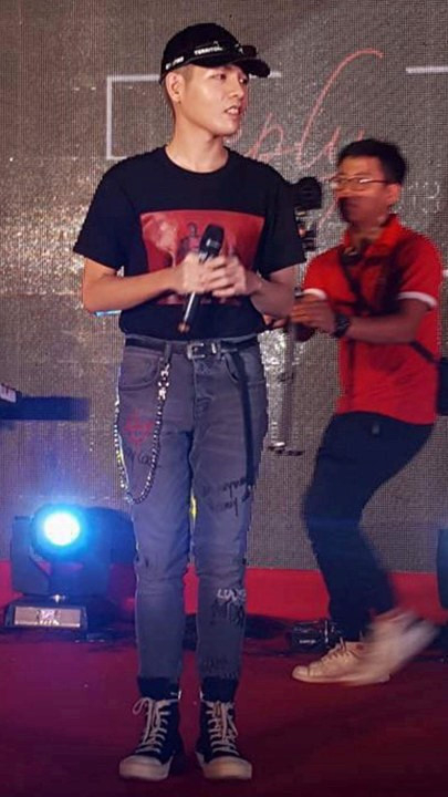 H&igrave;nh ảnh hiếm hoi của Đức Ph&uacute;c trong đ&ecirc;m nhạc.