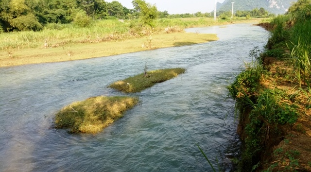 Đoạn s&ocirc;ng Cầu Ch&agrave;y c&aacute;ch nh&agrave; ch&aacute;u b&eacute; chừng 100m.