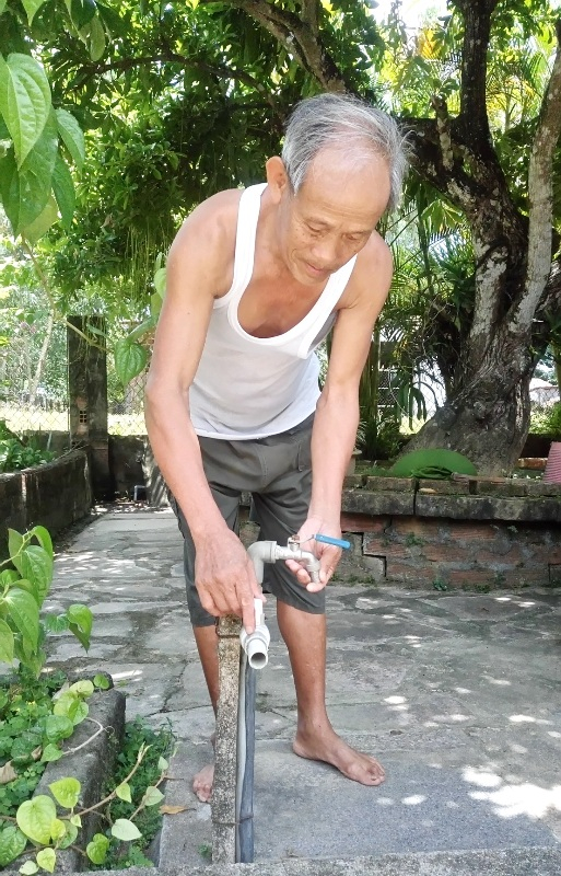 Mỗi ng&agrave;y, &ocirc;ng H&agrave; Văn Y đều mở v&ograve;i với hy vọng c&oacute; nước sạch, nhưng kh&ocirc;ng c&oacute; nước.