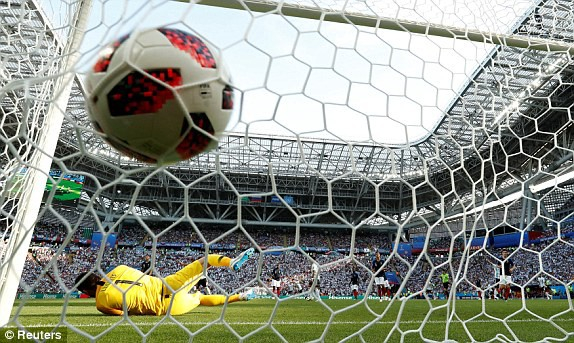 Di Maria gỡ h&ograve;a cho Argentina với c&uacute; s&uacute;t xa đẹp mắt. (Ảnh: Reuters)