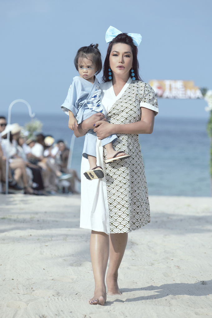 B&eacute; Thỏ, mẫu lai Alex c&ugrave;ng loạt mẫu nh&iacute; đ&igrave;nh đ&aacute;m kh&eacute;p lại Tuần lễ thời trang trẻ em VN m&ugrave;a 6