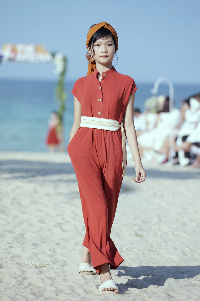 H&agrave; Thi&ecirc;n Trang trong trang phục của&nbsp;Phương Nguyễn Silk.