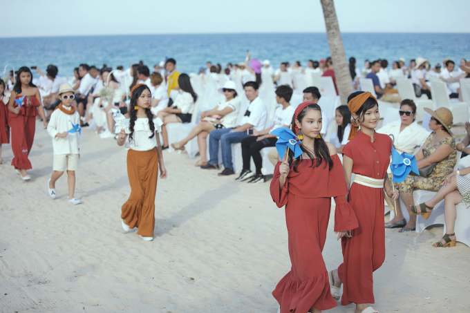 B&eacute; Thỏ, mẫu lai Alex c&ugrave;ng loạt mẫu nh&iacute; đ&igrave;nh đ&aacute;m kh&eacute;p lại Tuần lễ thời trang trẻ em VN m&ugrave;a 6