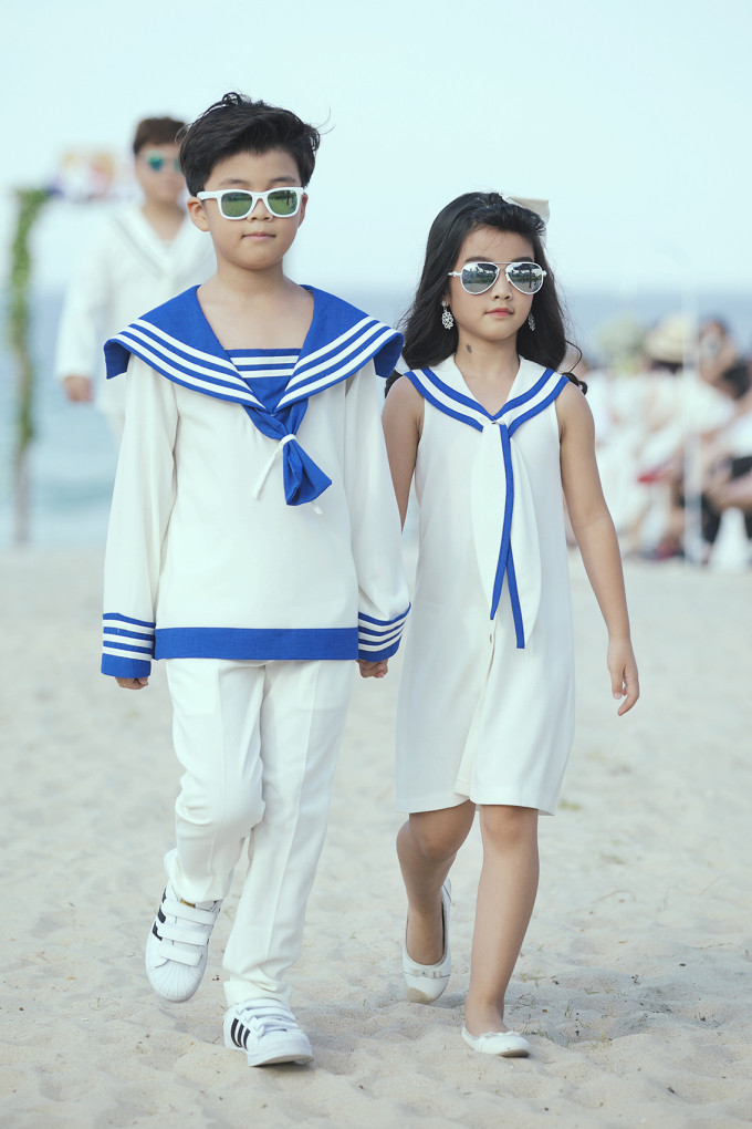 B&eacute; Thỏ, mẫu lai Alex c&ugrave;ng loạt mẫu nh&iacute; đ&igrave;nh đ&aacute;m kh&eacute;p lại Tuần lễ thời trang trẻ em VN m&ugrave;a 6