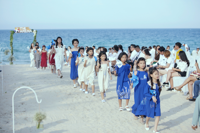 B&eacute; Thỏ, mẫu lai Alex c&ugrave;ng loạt mẫu nh&iacute; đ&igrave;nh đ&aacute;m kh&eacute;p lại Tuần lễ thời trang trẻ em VN m&ugrave;a 6