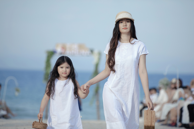 B&eacute; Thỏ, mẫu lai Alex c&ugrave;ng loạt mẫu nh&iacute; đ&igrave;nh đ&aacute;m kh&eacute;p lại Tuần lễ thời trang trẻ em VN m&ugrave;a 6