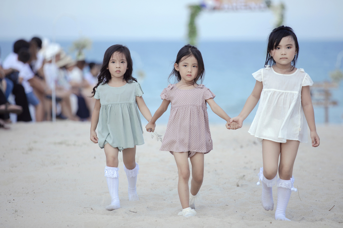 B&eacute; Thỏ, mẫu lai Alex c&ugrave;ng loạt mẫu nh&iacute; đ&igrave;nh đ&aacute;m kh&eacute;p lại Tuần lễ thời trang trẻ em VN m&ugrave;a 6