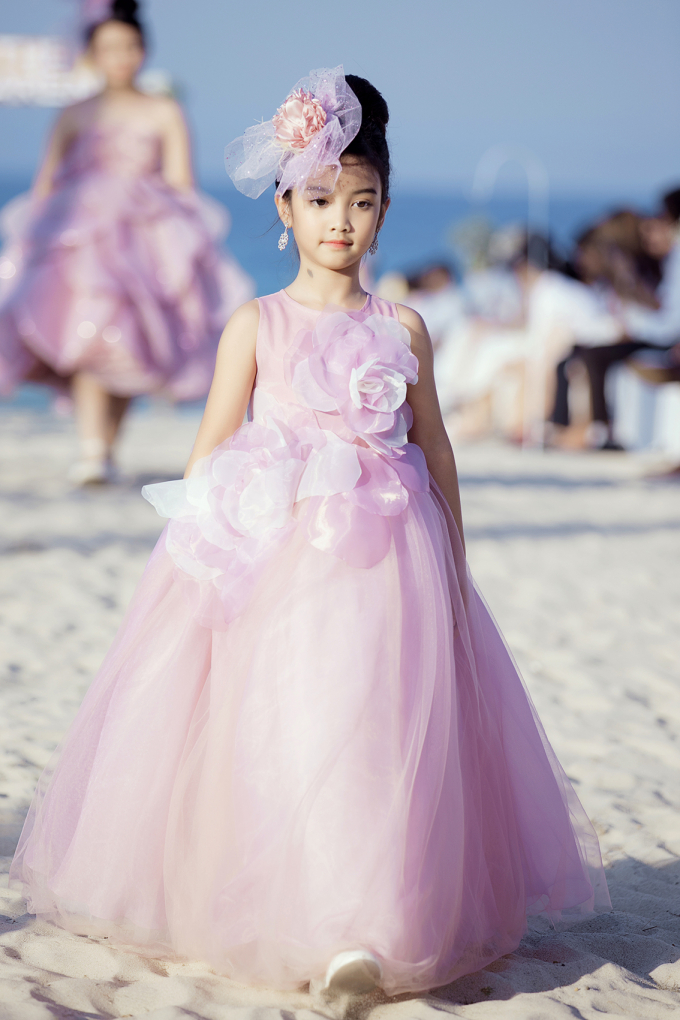 B&eacute; Thỏ, mẫu lai Alex c&ugrave;ng loạt mẫu nh&iacute; đ&igrave;nh đ&aacute;m kh&eacute;p lại Tuần lễ thời trang trẻ em VN m&ugrave;a 6