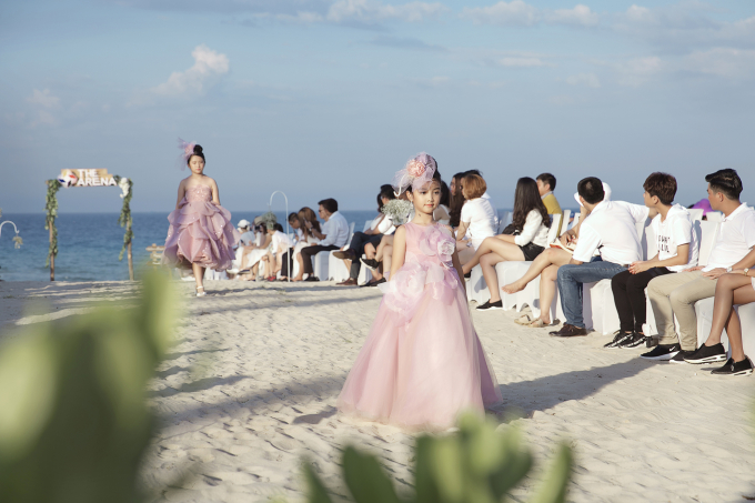 B&eacute; Thỏ, mẫu lai Alex c&ugrave;ng loạt mẫu nh&iacute; đ&igrave;nh đ&aacute;m kh&eacute;p lại Tuần lễ thời trang trẻ em VN m&ugrave;a 6