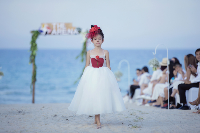 B&eacute; Thỏ, mẫu lai Alex c&ugrave;ng loạt mẫu nh&iacute; đ&igrave;nh đ&aacute;m kh&eacute;p lại Tuần lễ thời trang trẻ em VN m&ugrave;a 6