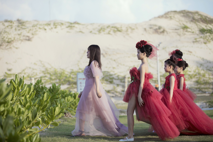 B&eacute; Thỏ, mẫu lai Alex c&ugrave;ng loạt mẫu nh&iacute; đ&igrave;nh đ&aacute;m kh&eacute;p lại Tuần lễ thời trang trẻ em VN m&ugrave;a 6