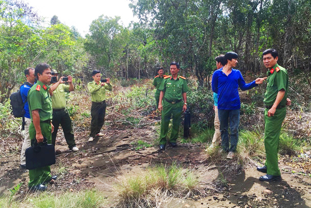 Hai đối tượng bị lực lượng chức năng tạm giữ. (Ảnh do c&ocirc;ng an cung cấp)