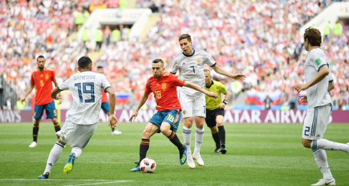 T&acirc;y Ban Nha kiểm so&aacute;t b&oacute;ng từ đầu trận.