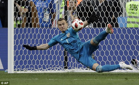 Thủ m&ocirc;n Akinfeev đ&atilde; c&oacute; hai c&uacute; cản ph&aacute; lu&acirc;n lưu xuất sắc.