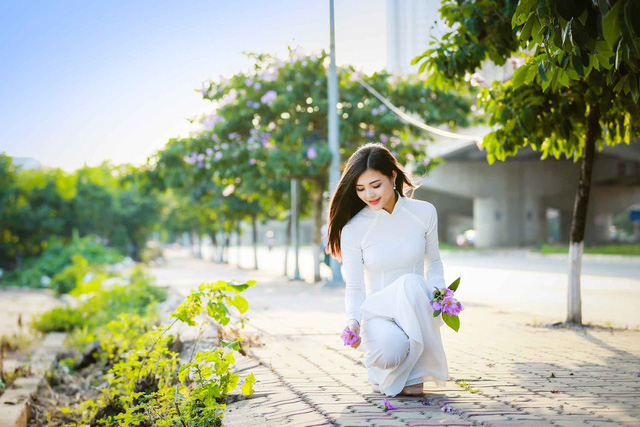 Ng&acirc;n chia sẻ: &ldquo;M&igrave;nh c&oacute; niềm đam m&ecirc; với trang phục &aacute;o d&agrave;i n&ecirc;n kh&ocirc;ng đắn đo trong khoản trang phục m&agrave; chọn lu&ocirc;n ngay từ đầu. V&igrave; c&ocirc;ng việc kh&aacute; bận v&agrave; bản th&acirc;n m&igrave;nh cũng đang c&oacute; những dự &aacute;n ri&ecirc;ng trong thời gian tới n&ecirc;n l&acirc;u l&acirc;u cũng kh&ocirc;ng đi chụp ảnh. M&igrave;nh muốn c&oacute; những h&igrave;nh ảnh c&ugrave;ng bằng lăng trước khi hoa t&agrave;n v&igrave; đ&acirc;y l&agrave; lo&agrave;i hoa m&igrave;nh rất y&ecirc;u th&iacute;ch&rdquo;.