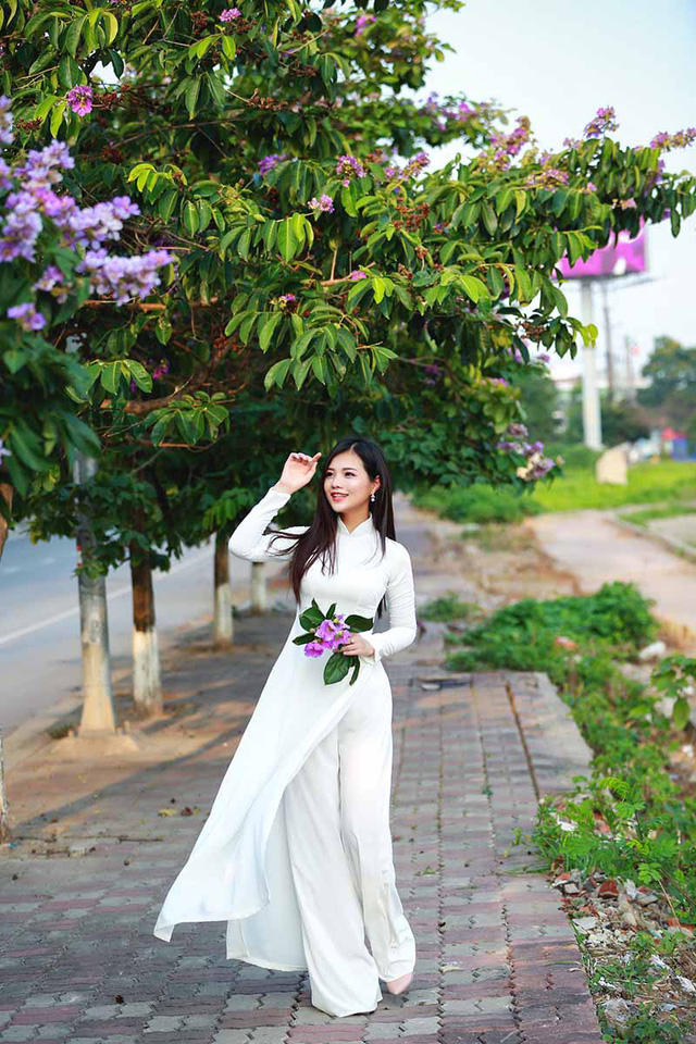 Được biết hiện tại Song Ng&acirc;n xuất sắc gi&agrave;nh được tấm v&eacute; bước v&agrave;o chung kết cuộc thi Hoa kh&ocirc;i sắc đẹp quyền năng 2018. Trước đ&oacute; c&ocirc; g&aacute;i sinh năm 1993 từng được biết đến khi gi&agrave;nh được một số th&agrave;nh t&iacute;ch như Top 20 cuộc thi Q&uacute;y c&ocirc; c&ocirc;ng sở 2015, &Aacute; qu&acirc;n cuộc thi Mr &amp;amp;amp; Ms VTC 2017, Top 20 cuộc thi The Beauty 2017,...