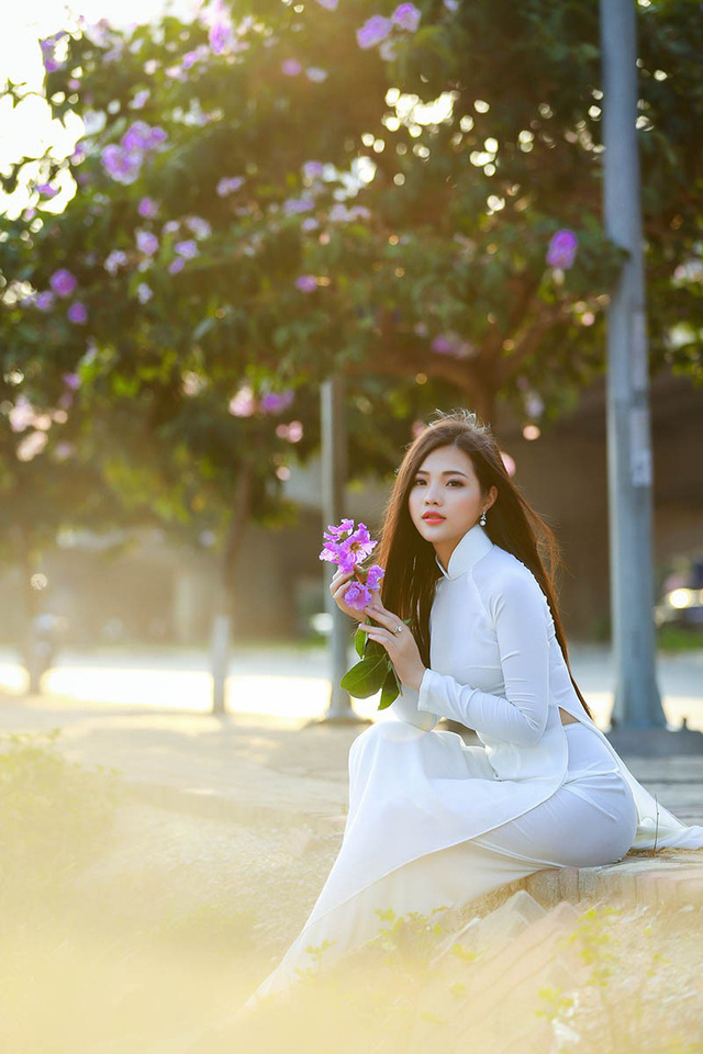 Thiếu nữ H&agrave; th&agrave;nh đẹp dịu d&agrave;ng b&ecirc;n hoa bằng lăng