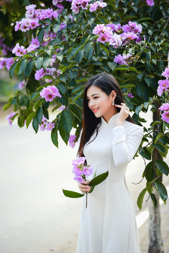 Thiếu nữ H&agrave; th&agrave;nh đẹp dịu d&agrave;ng b&ecirc;n hoa bằng lăng