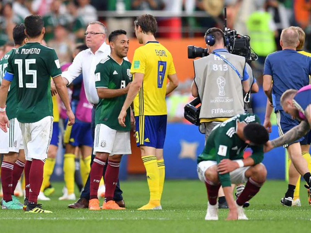 Mexico (&aacute;o xanh) thua tan t&aacute;c trước Thụy Điển ở lượt cuối v&ograve;ng bảng