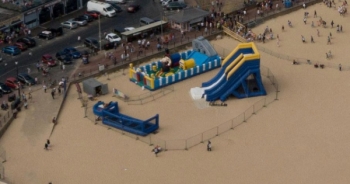 Anh: Nắng nóng khiến nhà phao nổ tung, 1 bé gái thiệt mạng